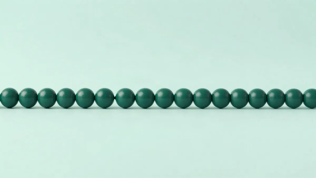 Ilustración plana de una larga hilera horizontal de esferas verdes idénticas atravesando el cuadro sobre un fondo verde menta claro, en tonos de verde profundo